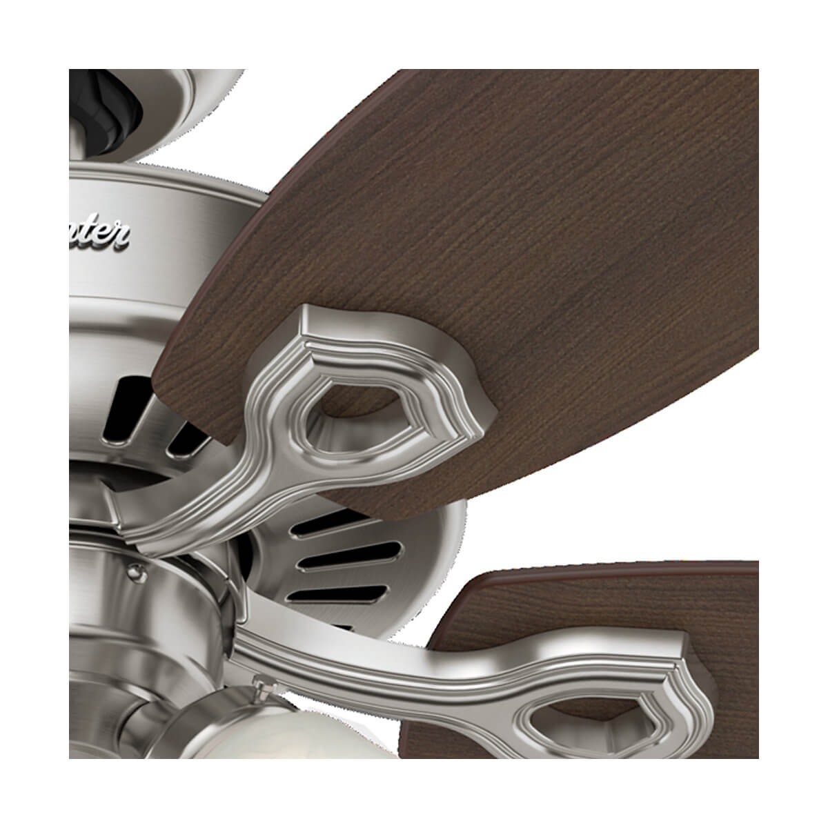 Nahaufnahme eines Deckenventilators mit Holzflügeln und metallischen Akzenten. Die Flügel sind braun.
