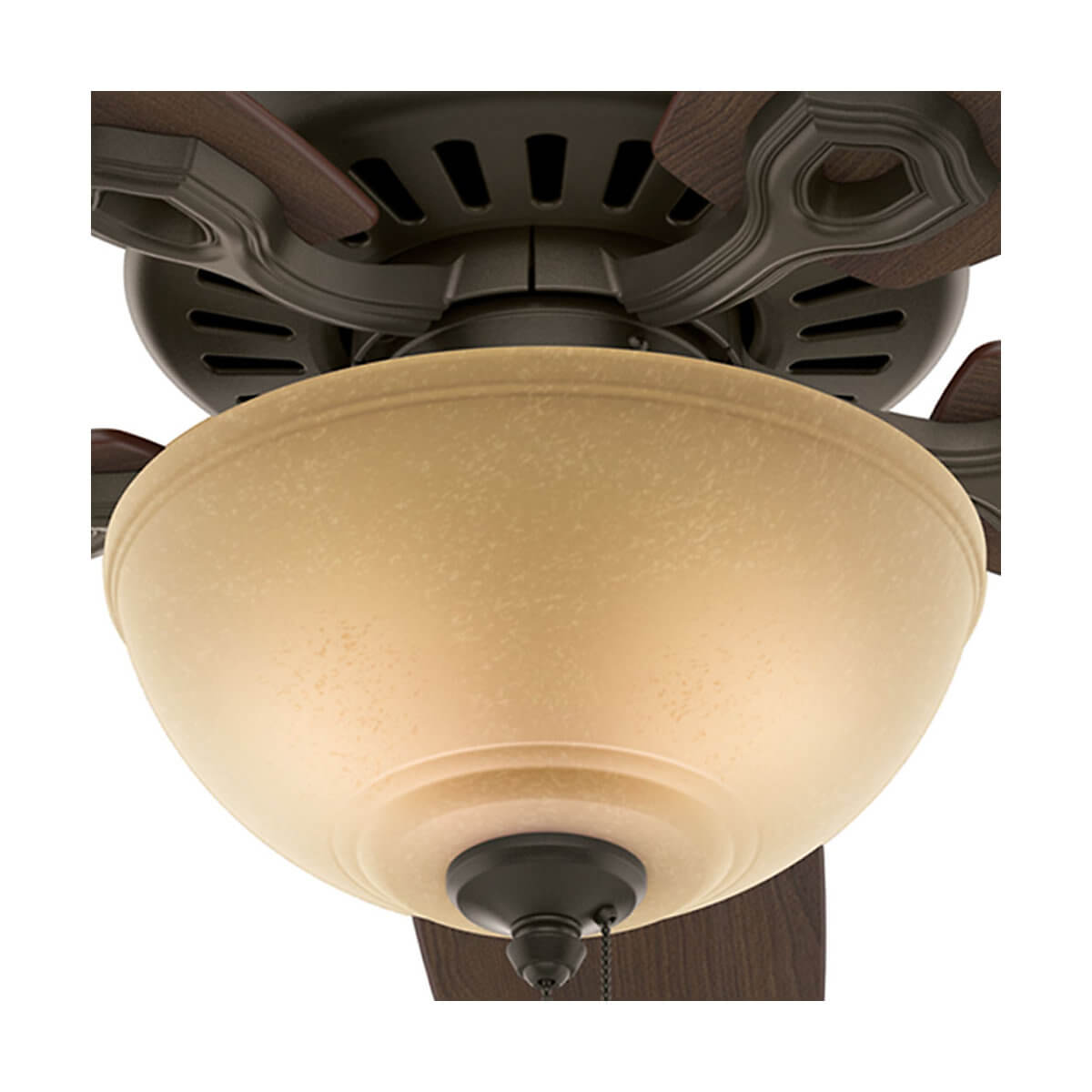 Deckenventilator mit Licht. Braune Flügel und eine Milchglas-Lichtabdeckung.