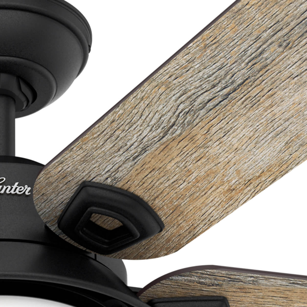 Nahaufnahme eines schwarzen Deckenventilatorblattes mit Holzoptik.