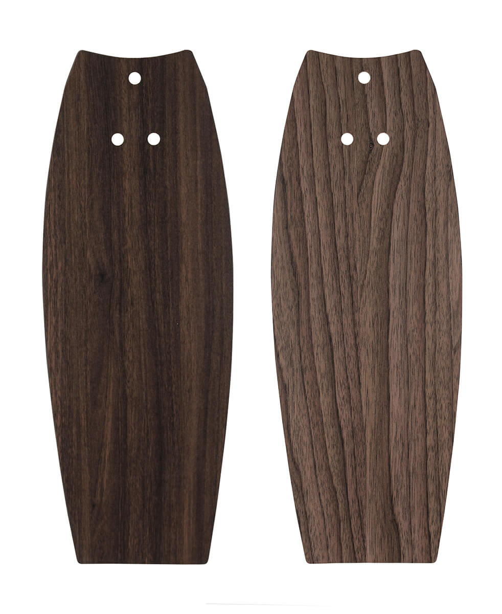 Due pale di ventilatore in legno su sfondo bianco. Le pale sono marroni scure con venature.