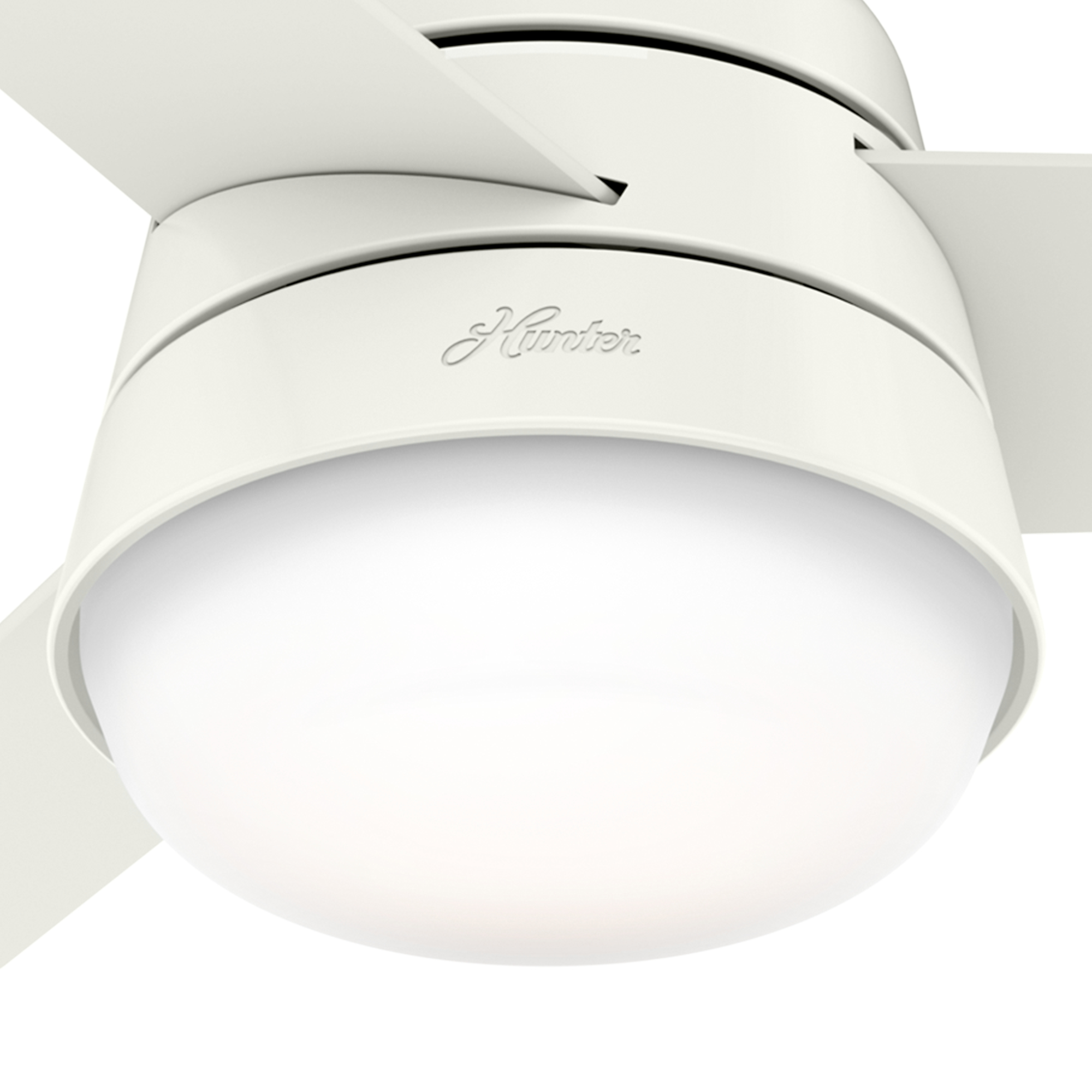 Nahaufnahme eines weißen Deckenventilators mit zentraler Leuchte und drei Flügeln.