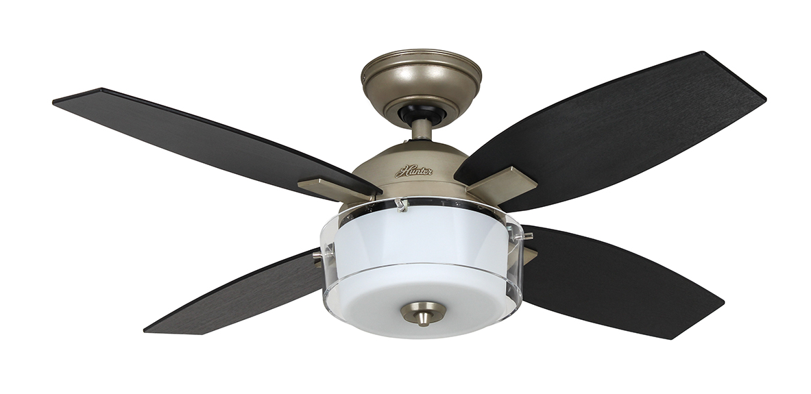 Ein Deckenventilator mit vier schwarzen Flügeln, silbernem Sockel und einer weißen Leuchte. Draufsicht.