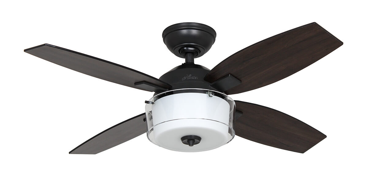 Ventilatore a soffitto con cinque pale marrone scuro, un motore nero e un apparecchio di illuminazione bianco, su sfondo bianco.