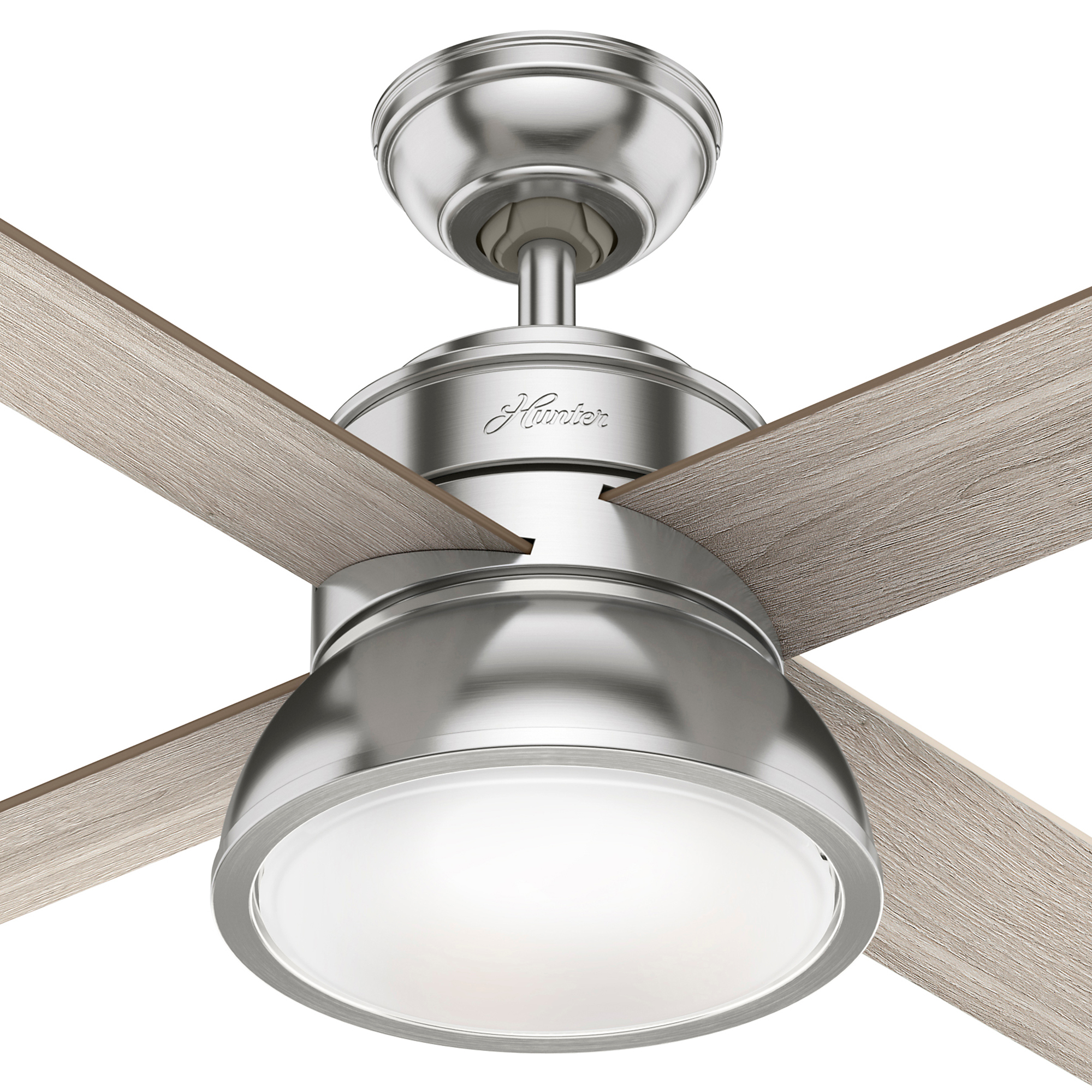 Deckenventilator mit 4 Holzblättern, einem zentralen Licht und silbernem Finish.