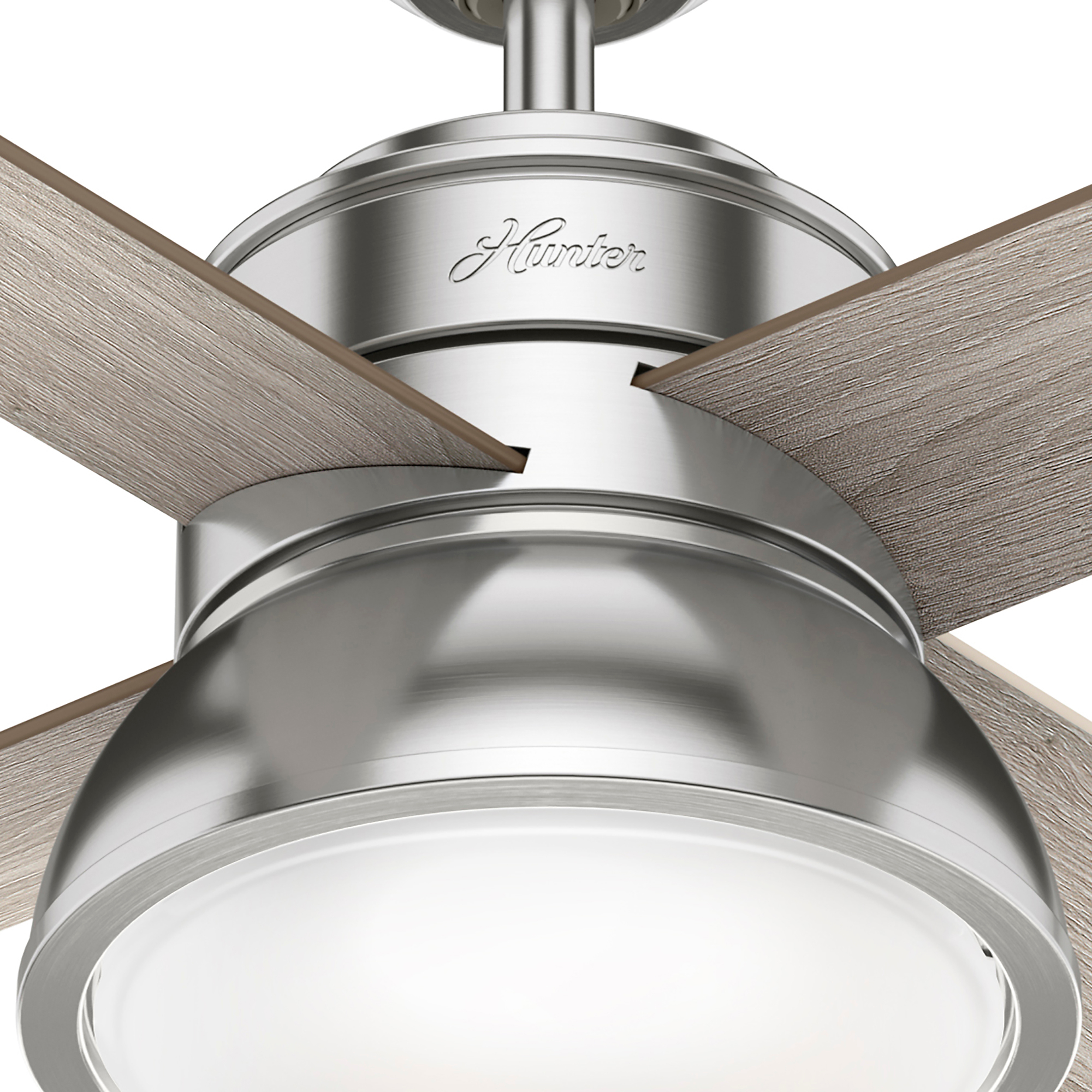 Deckenventilator mit Holzflügeln und Licht. Der Ventilator ist silber und weiß.