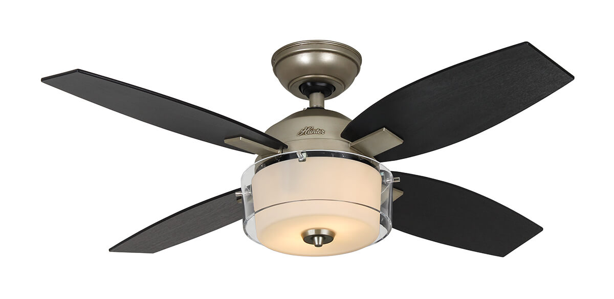 Ein Deckenventilator mit schwarzen Flügeln und einer Leuchte. Die Flügel sind gebogen und die Leuchte ist aus Glas.