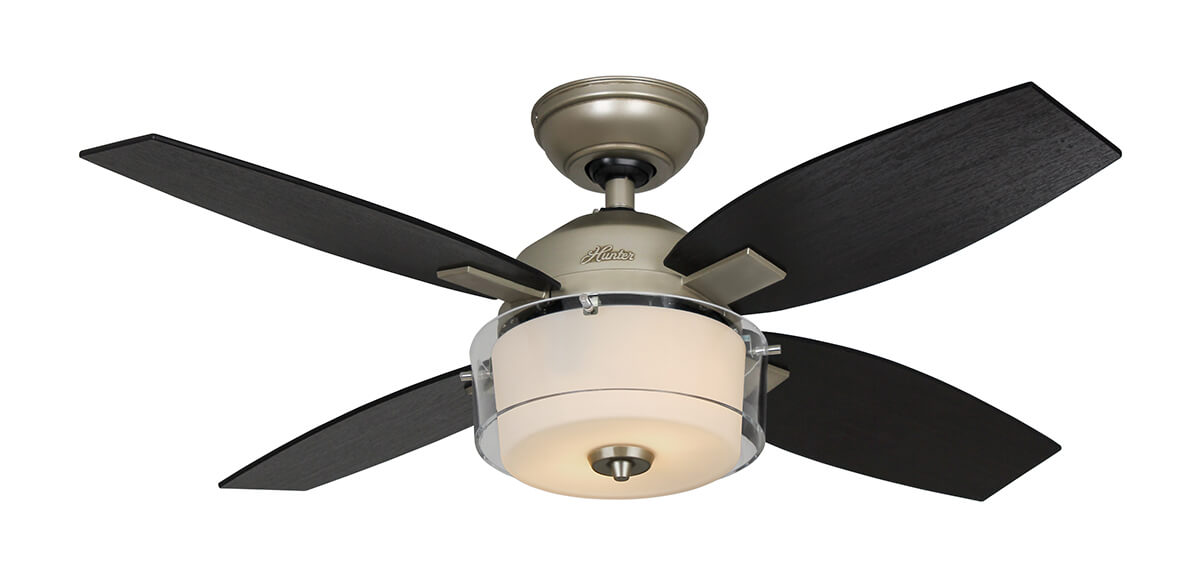 Deckenventilator mit schwarzen Flügeln, Licht und silbernem Motorgehäuse. Weißer Hintergrund.