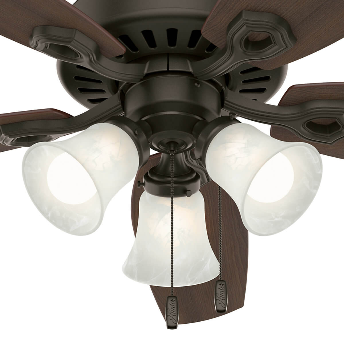 Deckenventilator mit drei Lichtern. Braune Holzblätter und ein dunkelbrauner Sockel mit weißen, mattierten Glasschirmen.
