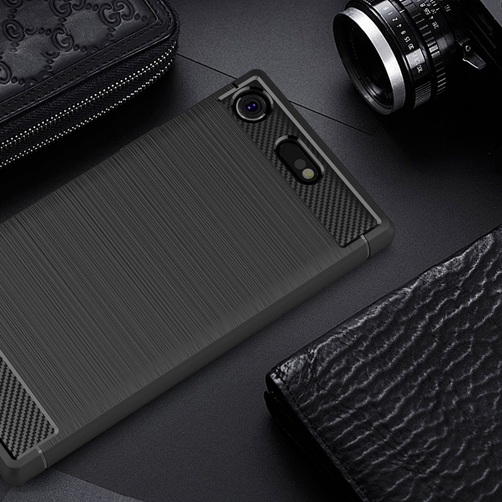 Dunkelgraues Telefon mit strukturierter Rückseite und Carbonfaser-Akzenten, auf dunkler Oberfläche.