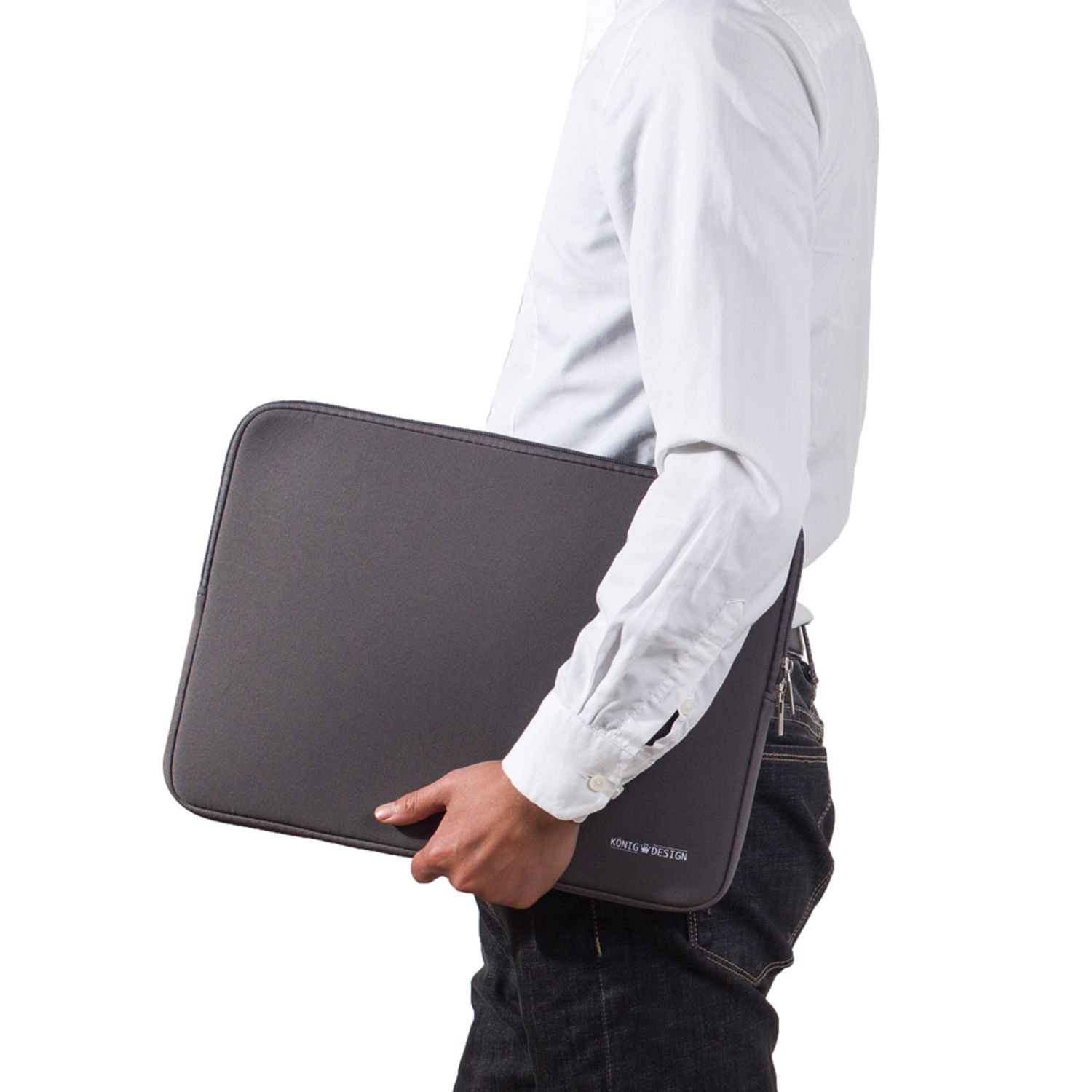 Person hält eine graue Laptoptasche. Weißer Hintergrund.
