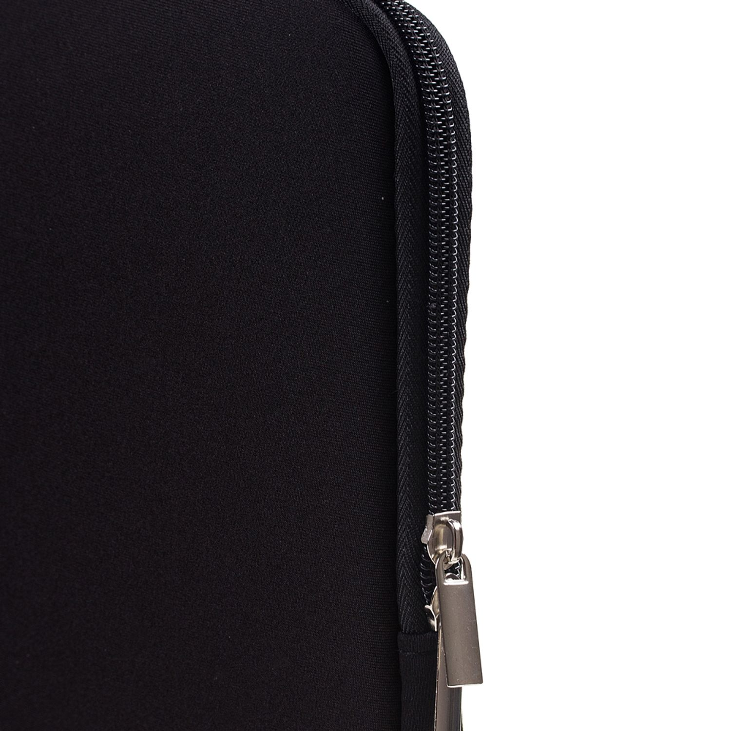 Schwarze Laptop-Hülle. Nahaufnahme des Reißverschlusses und des Stoffes. Weißer Hintergrund, gut beleuchtet.