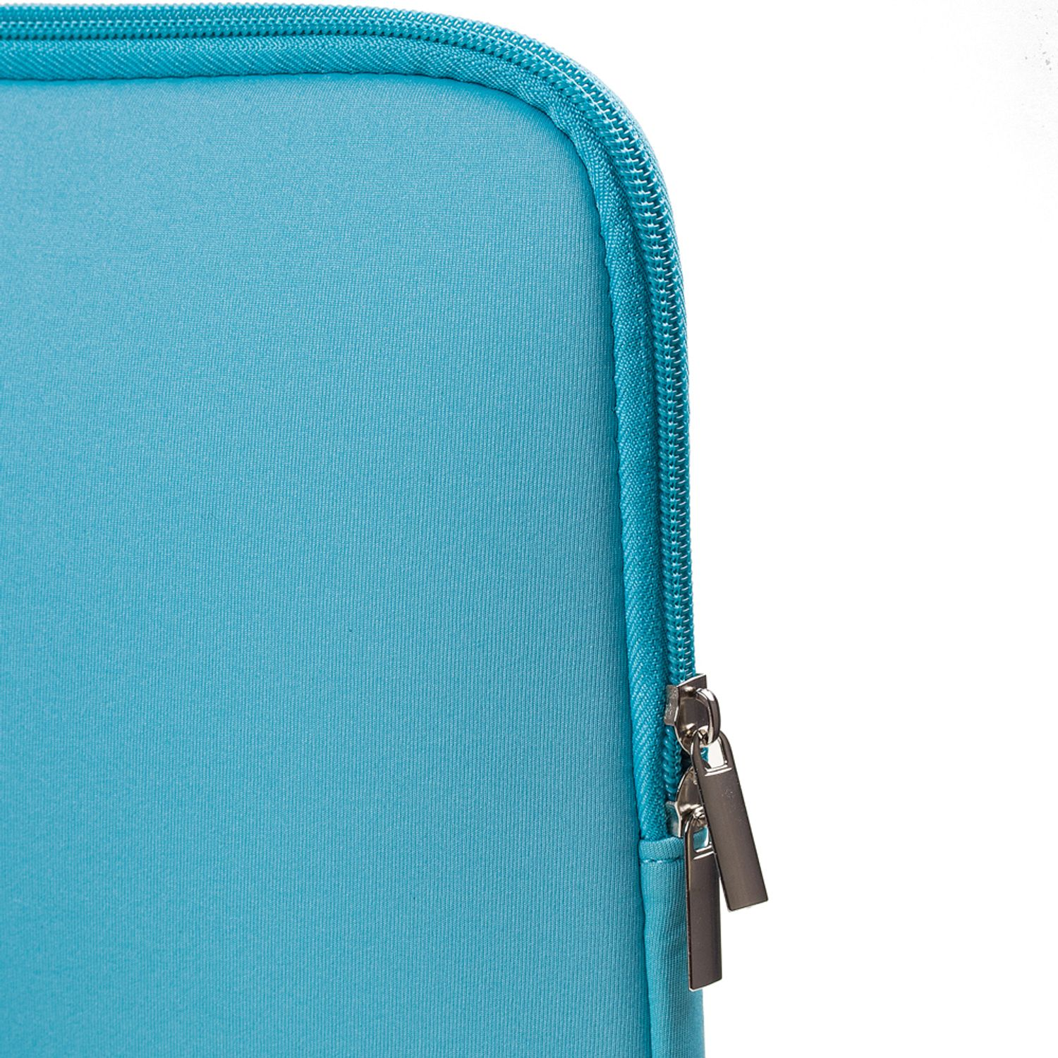 Blaue Laptoptasche. Reißverschluss sichtbar. Nahaufnahme. Weißer Hintergrund.