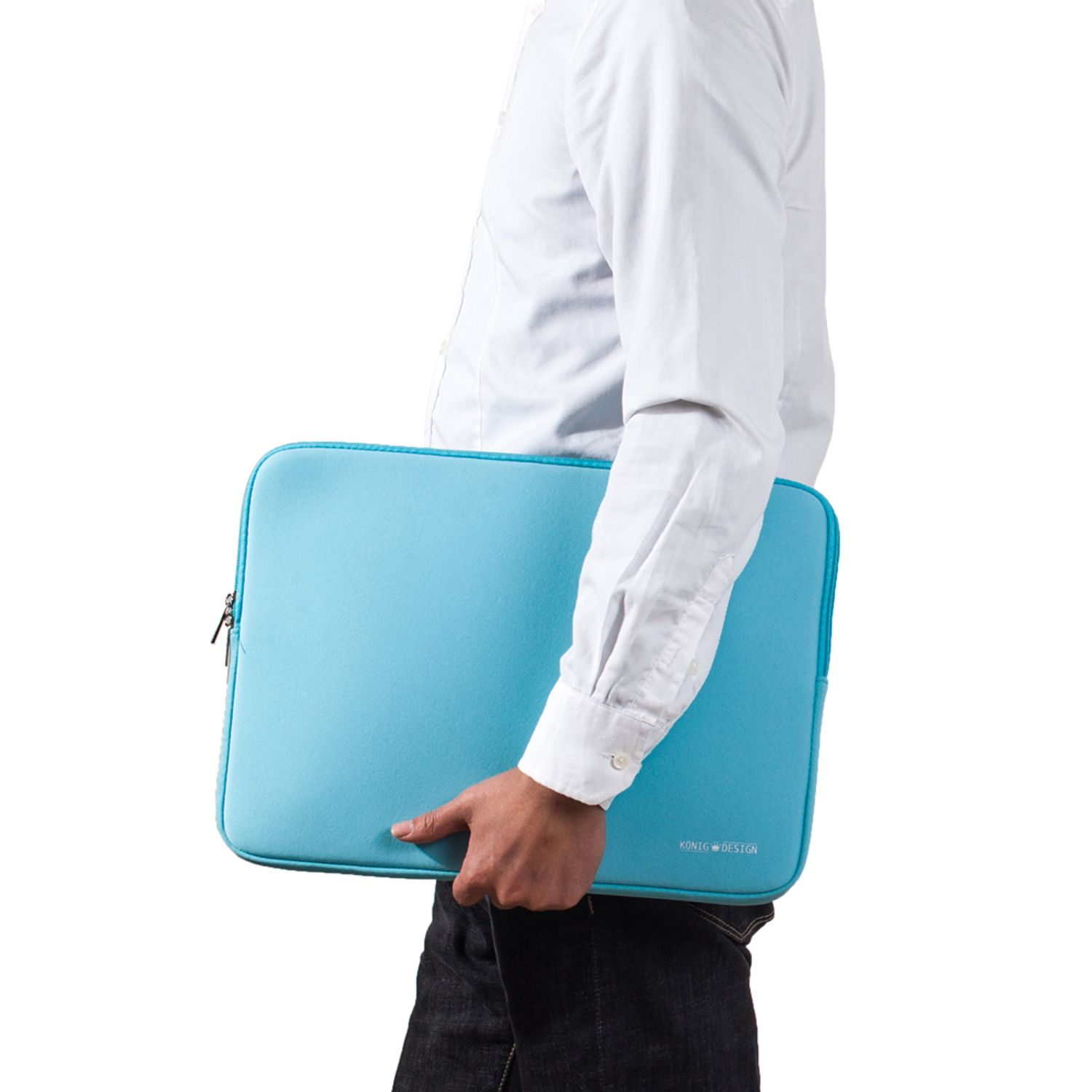 Ein Mann hält eine hellblaue Laptop-Hülle vor weißem Hintergrund.