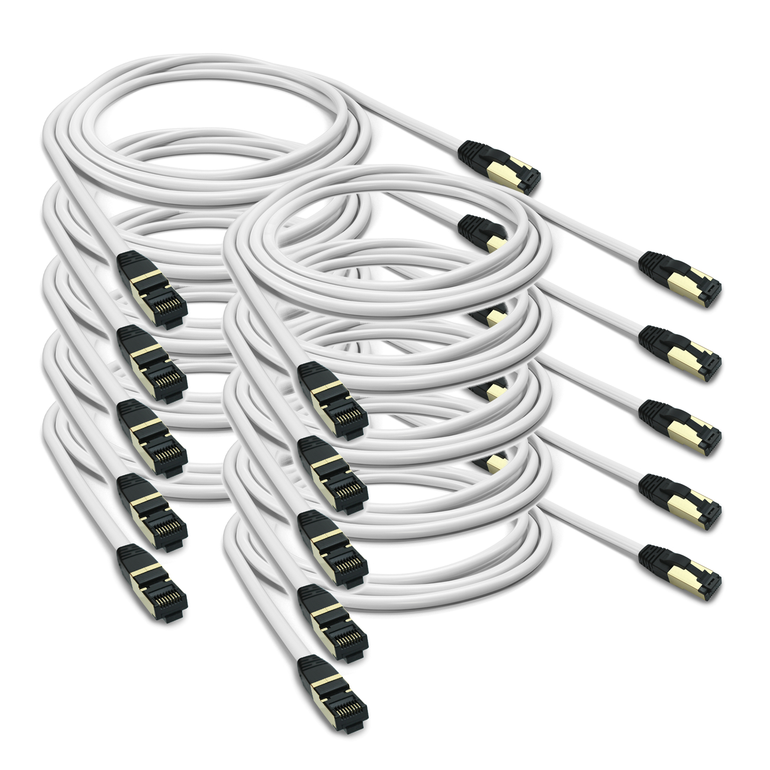 Ein Bündel weißer Netzwerkkabel mit Steckern. Weißer Hintergrund.