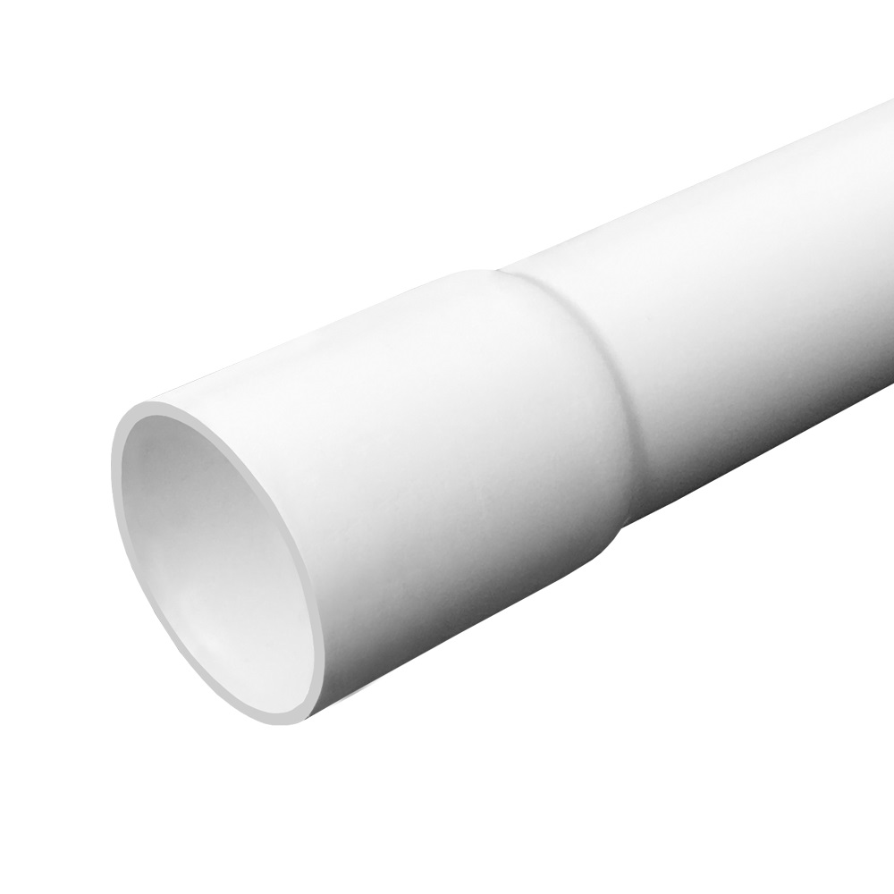 Ein weißes PVC-Rohrstück. Das Rohr ist glatt und zylindrisch, mit einem abgeschnittenen Ende links.