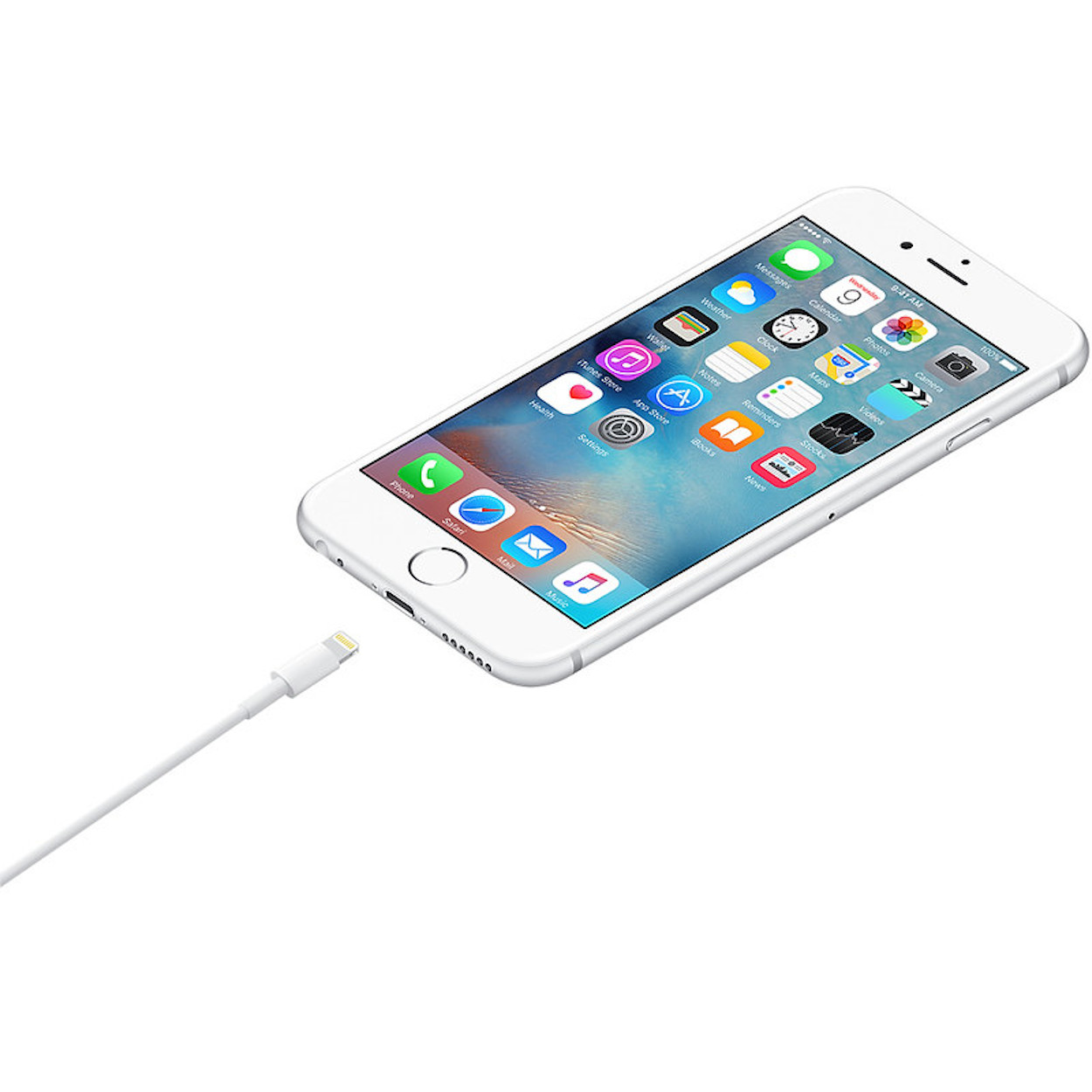 Weißes iPhone mit angeschlossenem Ladekabel. Telefon zeigt App-Symbole. Weißer Hintergrund.