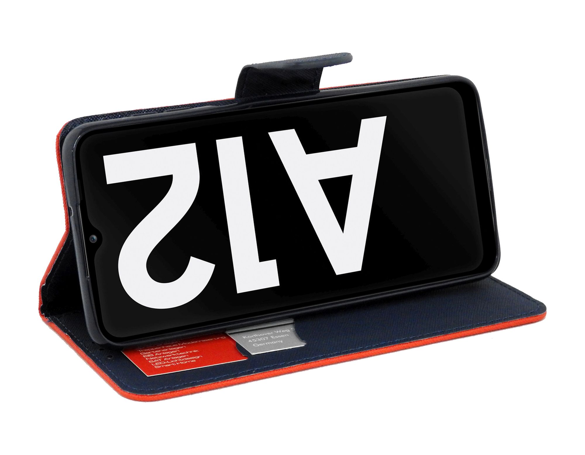 Ein Smartphone mit geöffneter Geldbörsenhülle, das den Text 'A12' auf dem Bildschirm anzeigt. Der Hintergrund ist weiß.
