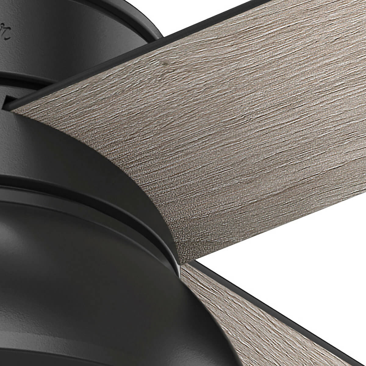 Nahaufnahme eines schwarzen Deckenventilatorflügels mit hellem Holzmaserungsfinish.