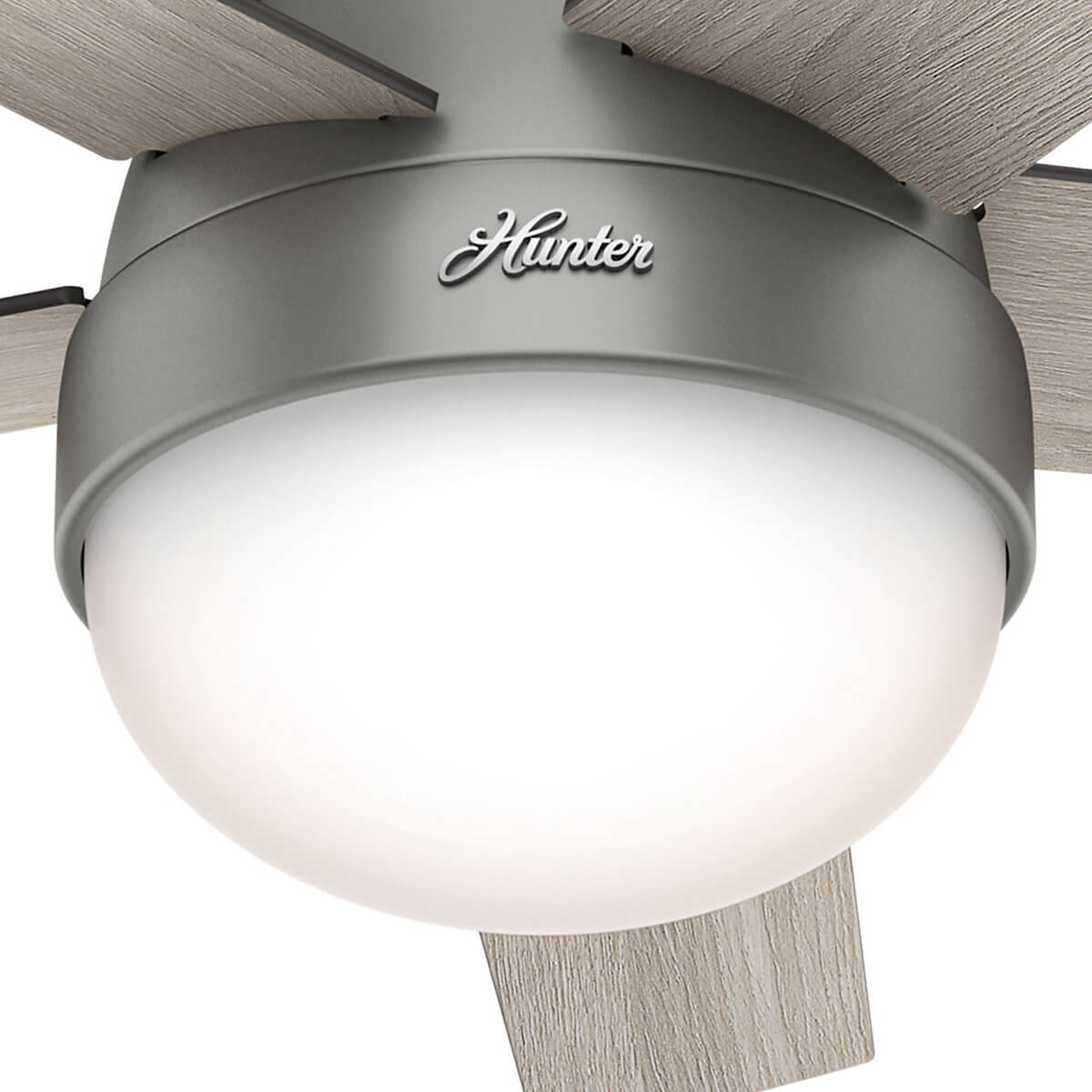Nahaufnahme eines Deckenventilators mit Licht. Der Ventilator hat graue Flügel und ein weißes Licht.