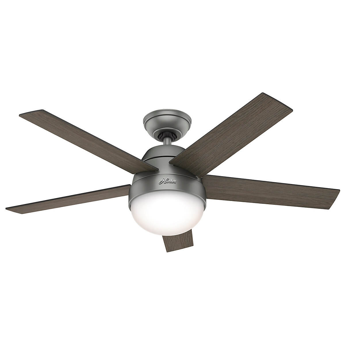 Deckenventilator mit fünf Holzflügeln, einem silbernen Motor und Licht.