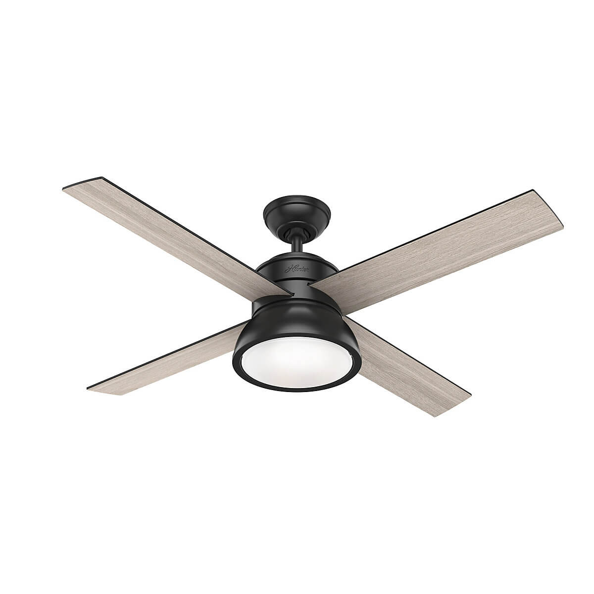 Schwarzer Deckenventilator mit vier hellen Holzflügeln. Weiße Leuchte. Isoliert auf Weiß.