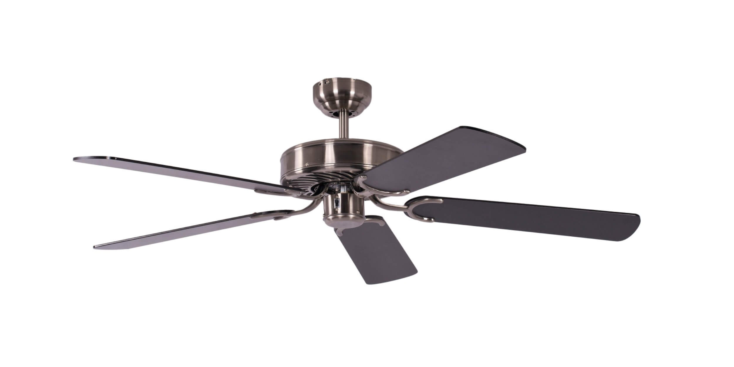 Ventilatore da soffitto con pale argentate e nere, su sfondo bianco.