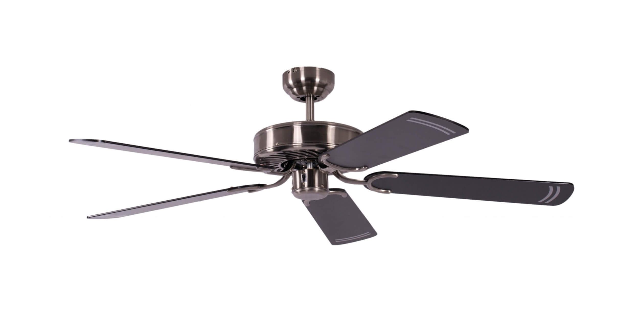 Ventilatore da soffitto con finitura argentata e pale grigio scuro su sfondo bianco.