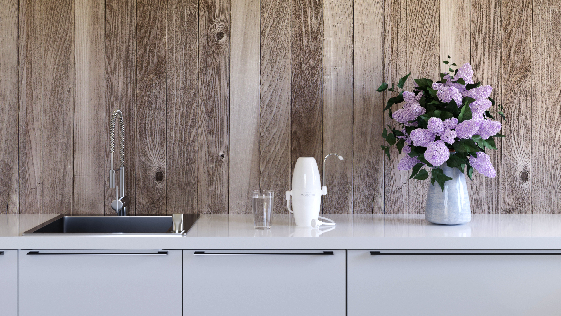 Küchenszene mit Spüle, Wasserfilter, Blumen und Holzvertäfelung an der Wand. Weiße Schränke.