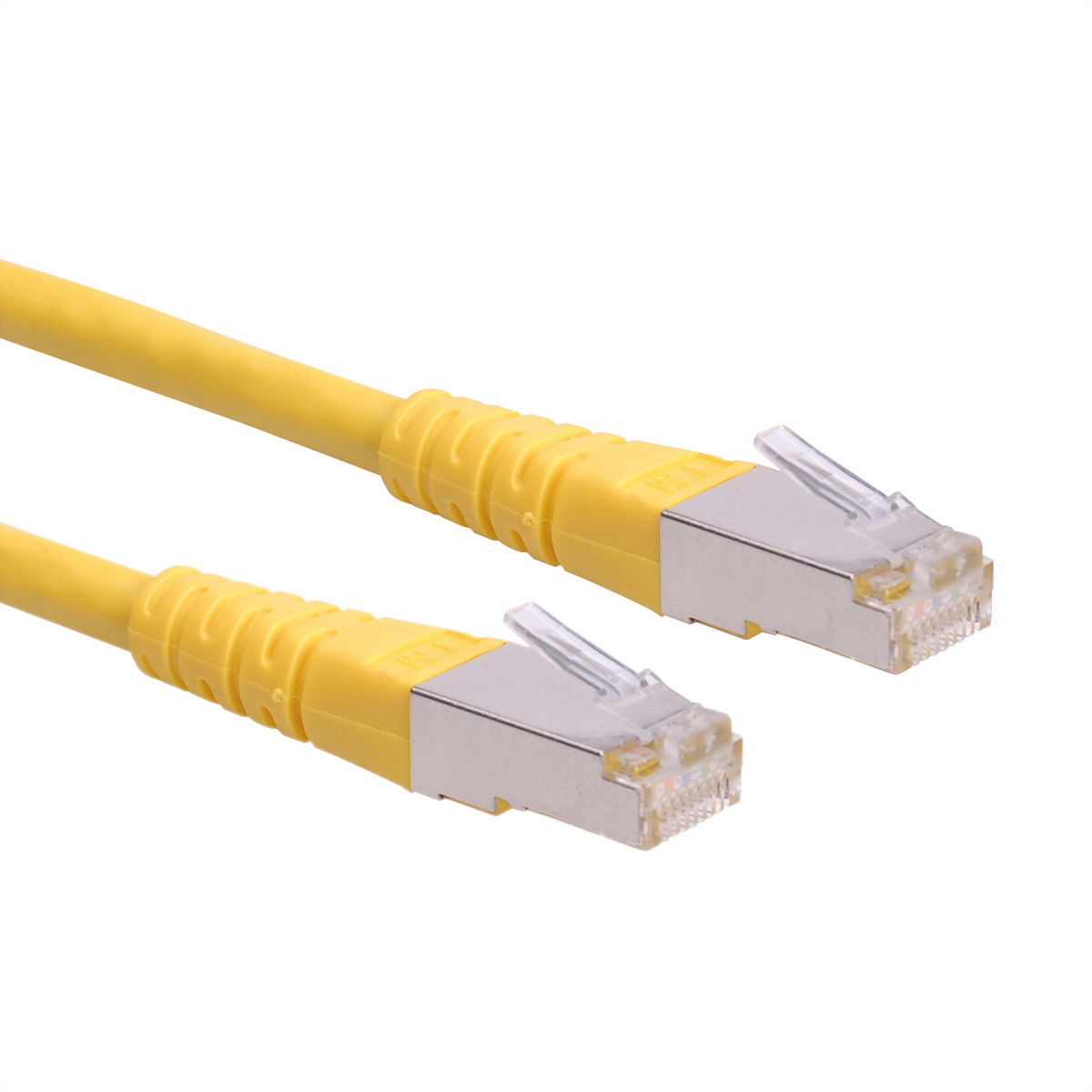 Gele Ethernet-kabel met zilveren connectoren, witte achtergrond.