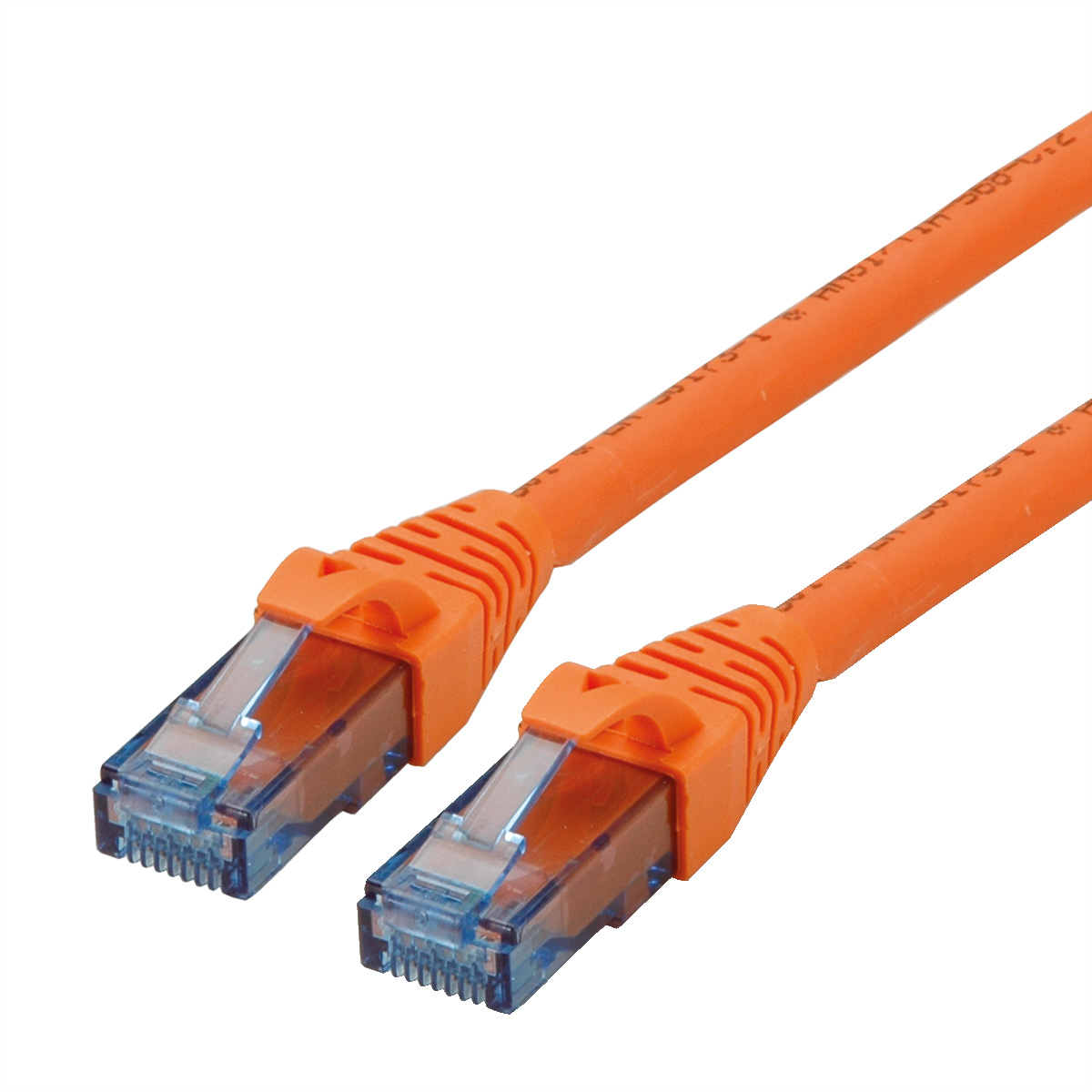 Oranje netwerkkabel met transparante connectoren op een witte achtergrond.