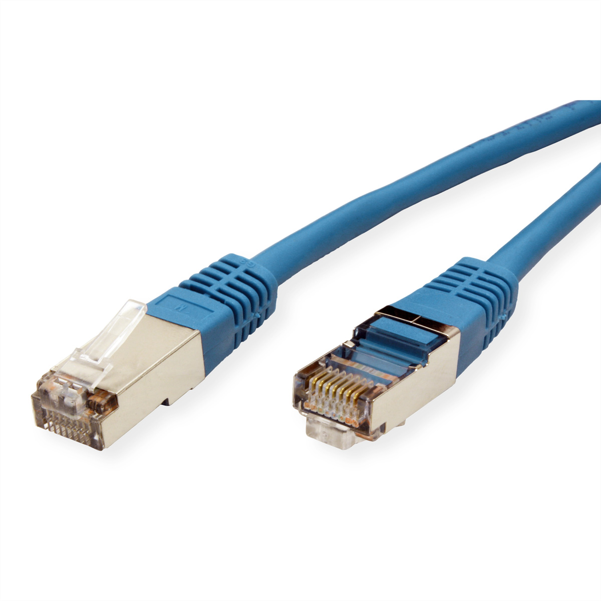 Cavo di rete blu con connettori RJ45 su sfondo bianco. È un primo piano.
