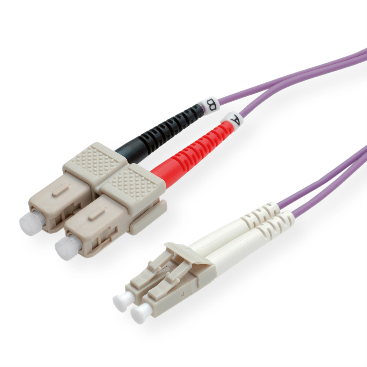 Deux câbles à fibre optique avec des connecteurs beiges et rouges. Les câbles sont violets.