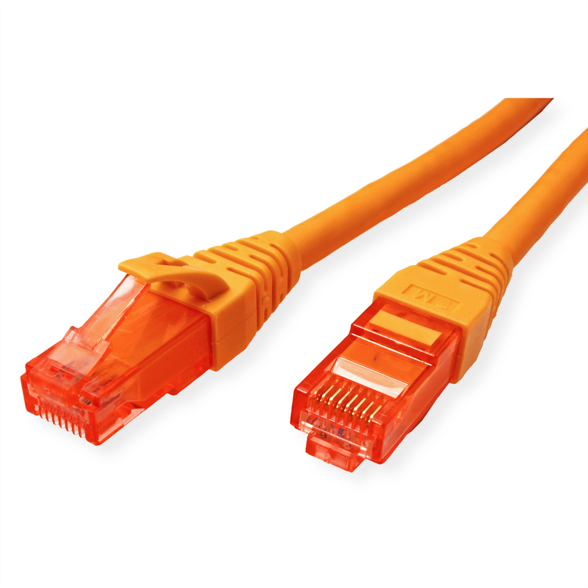 Oranje netwerkkabel met connectoren aan beide uiteinden. Witte achtergrond, helder zicht.