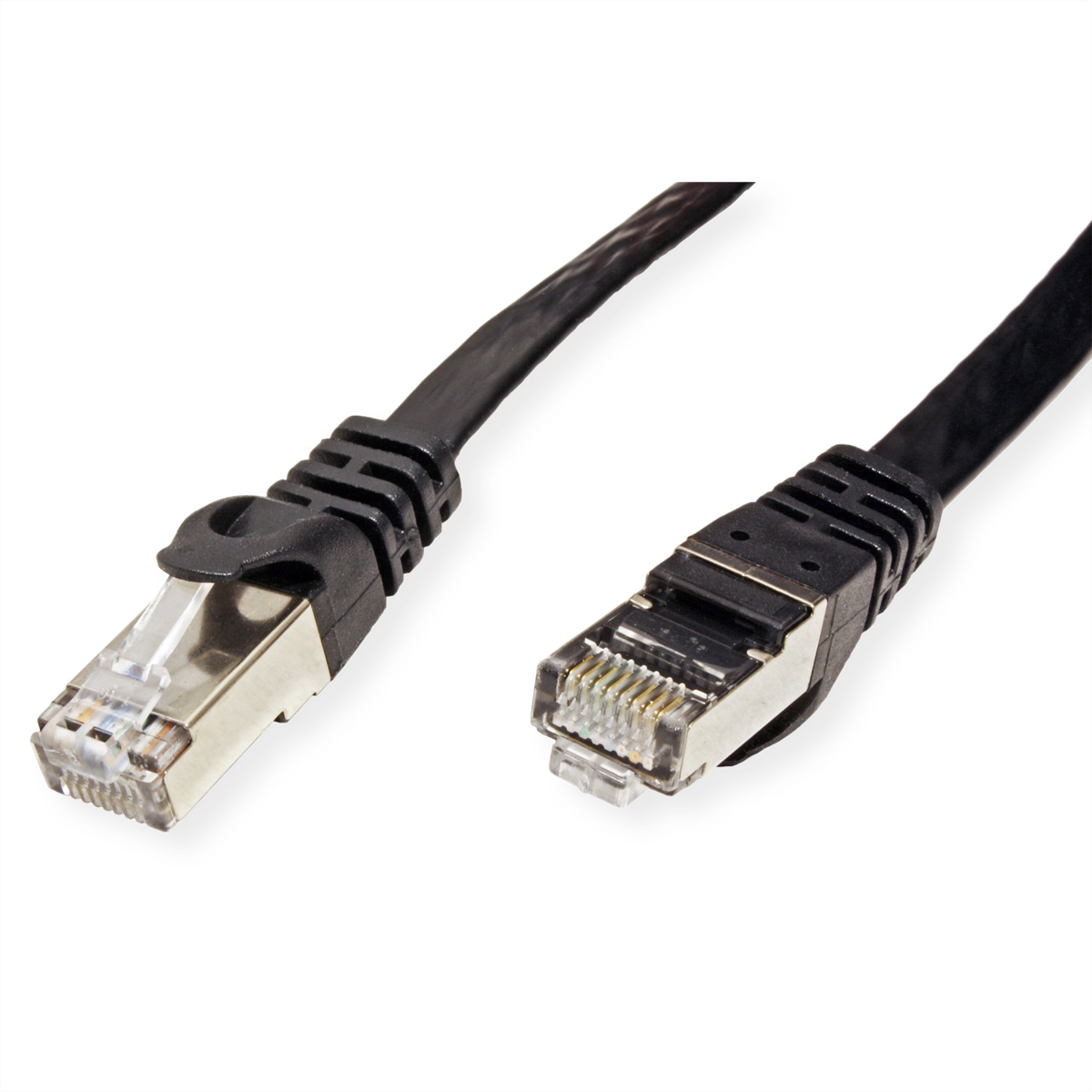 Een close-up van twee zwarte ethernetkabels met connectoren. Eén is aangesloten en de andere is open.