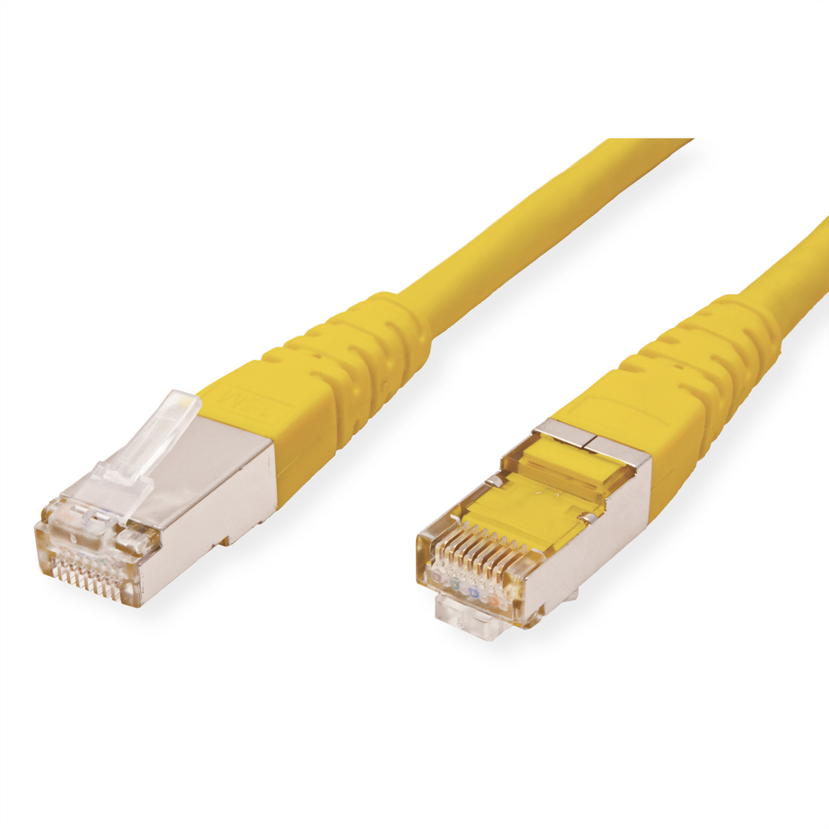 Gele Ethernet-kabel met connectoren op een wit oppervlak.