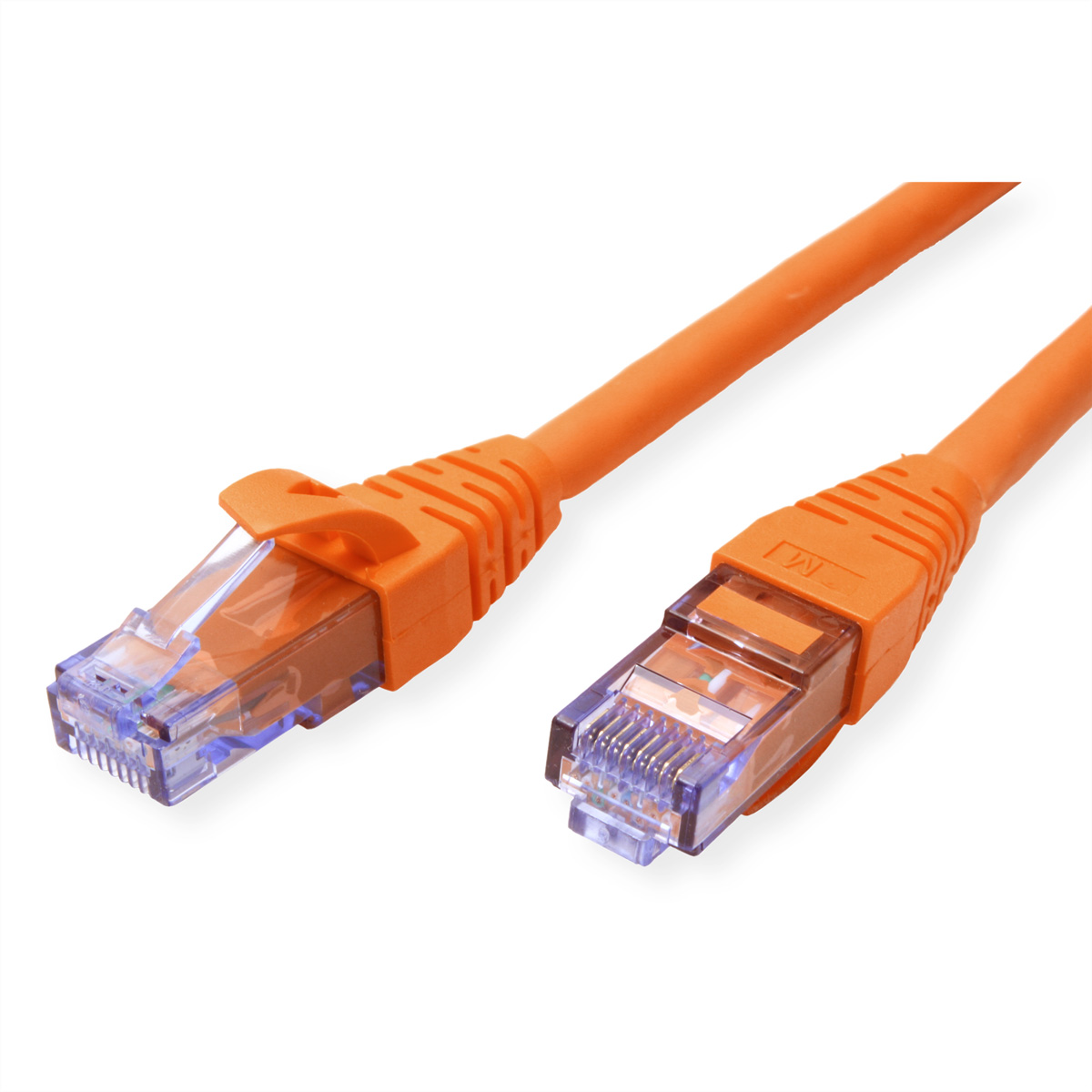 Oranje Ethernet-kabel met RJ45-connectoren op witte achtergrond.