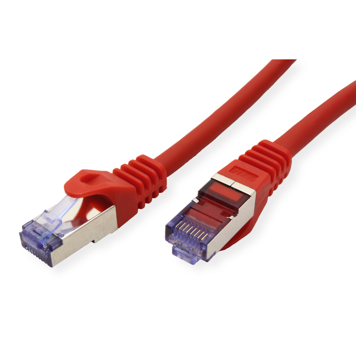Rode ethernetkabels met connectoren aan elk uiteinde. Close-up, met details van de connectoren en de kabel.