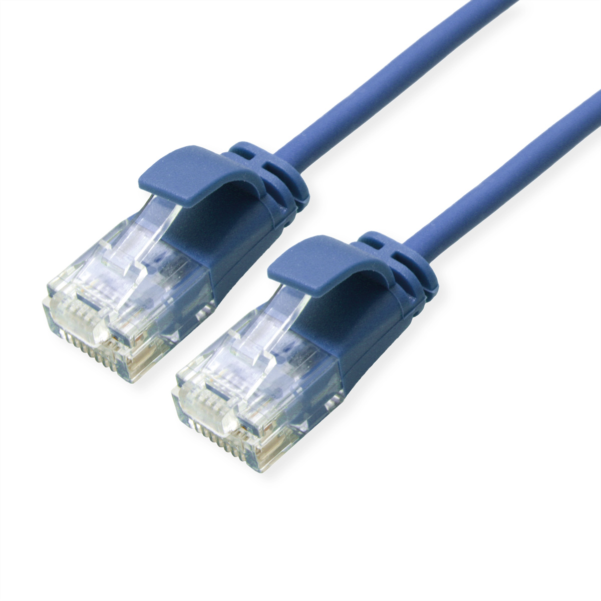 Blauwe netwerkkabel met transparante connectoren op een witte achtergrond.