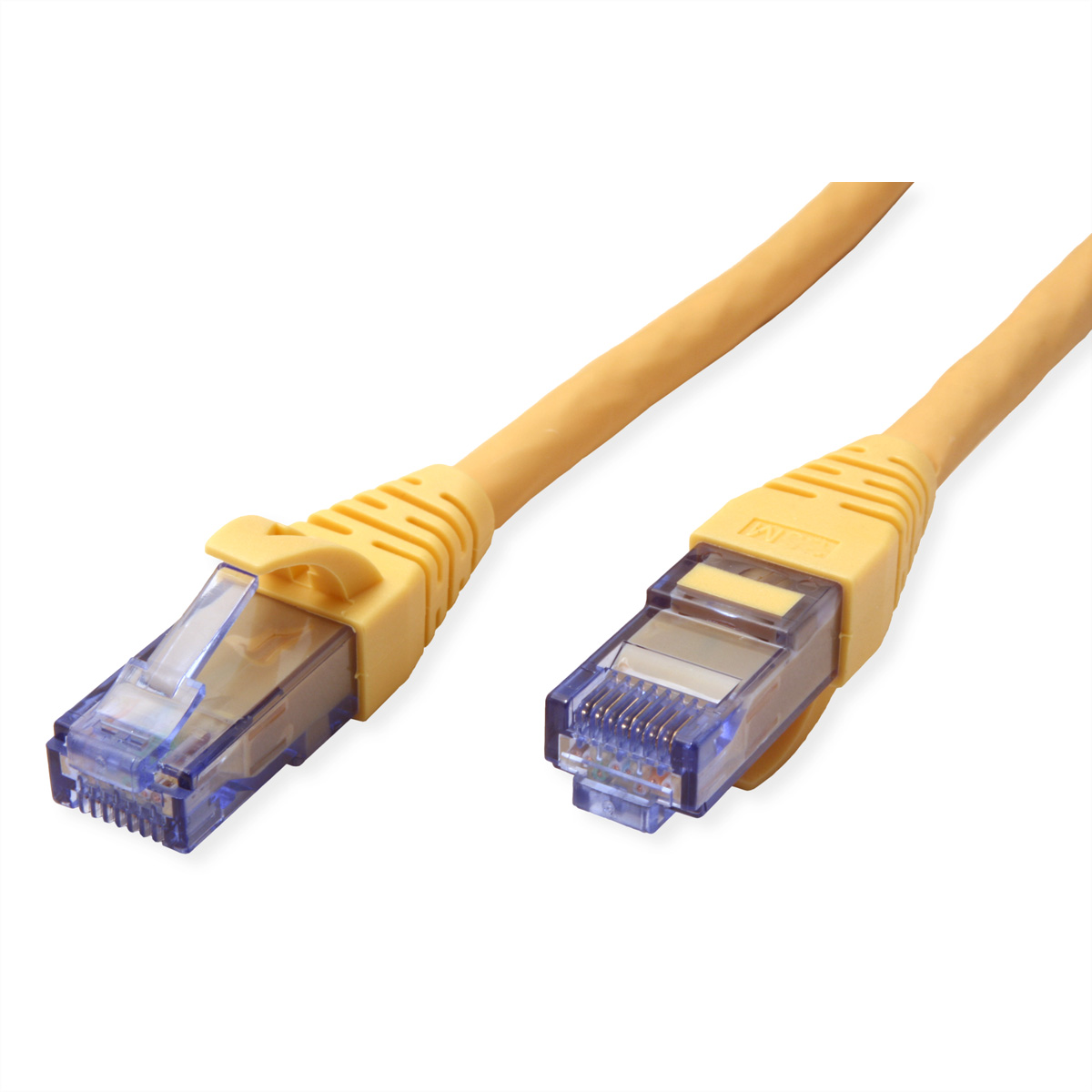 Deux câbles Ethernet jaunes avec connecteurs transparents. Ils sont sur fond blanc.