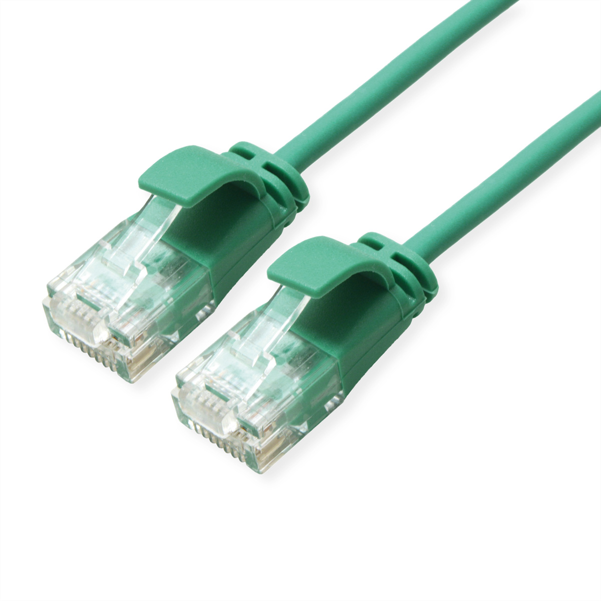 Groene ethernetkabel met twee connectoren, witte achtergrond.