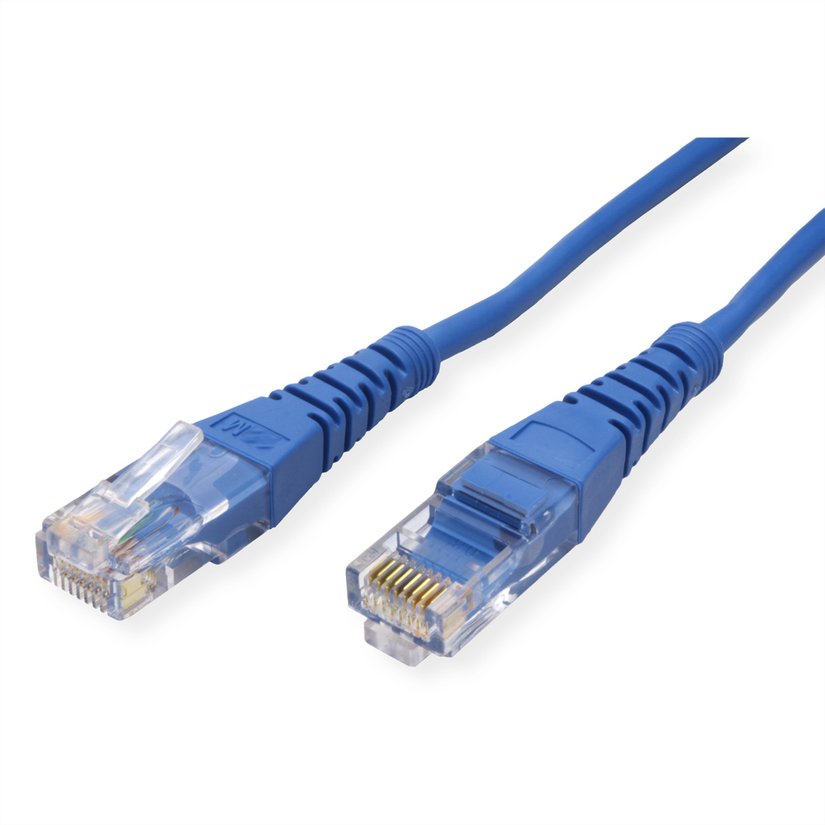Twee blauwe Ethernet-kabels met transparante connectoren tegen een witte achtergrond.