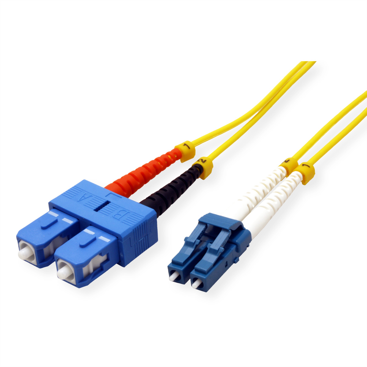Deux câbles à fibre optique avec connecteurs bleus et blancs. Câbles jaunes. Connecteurs orange et noirs.