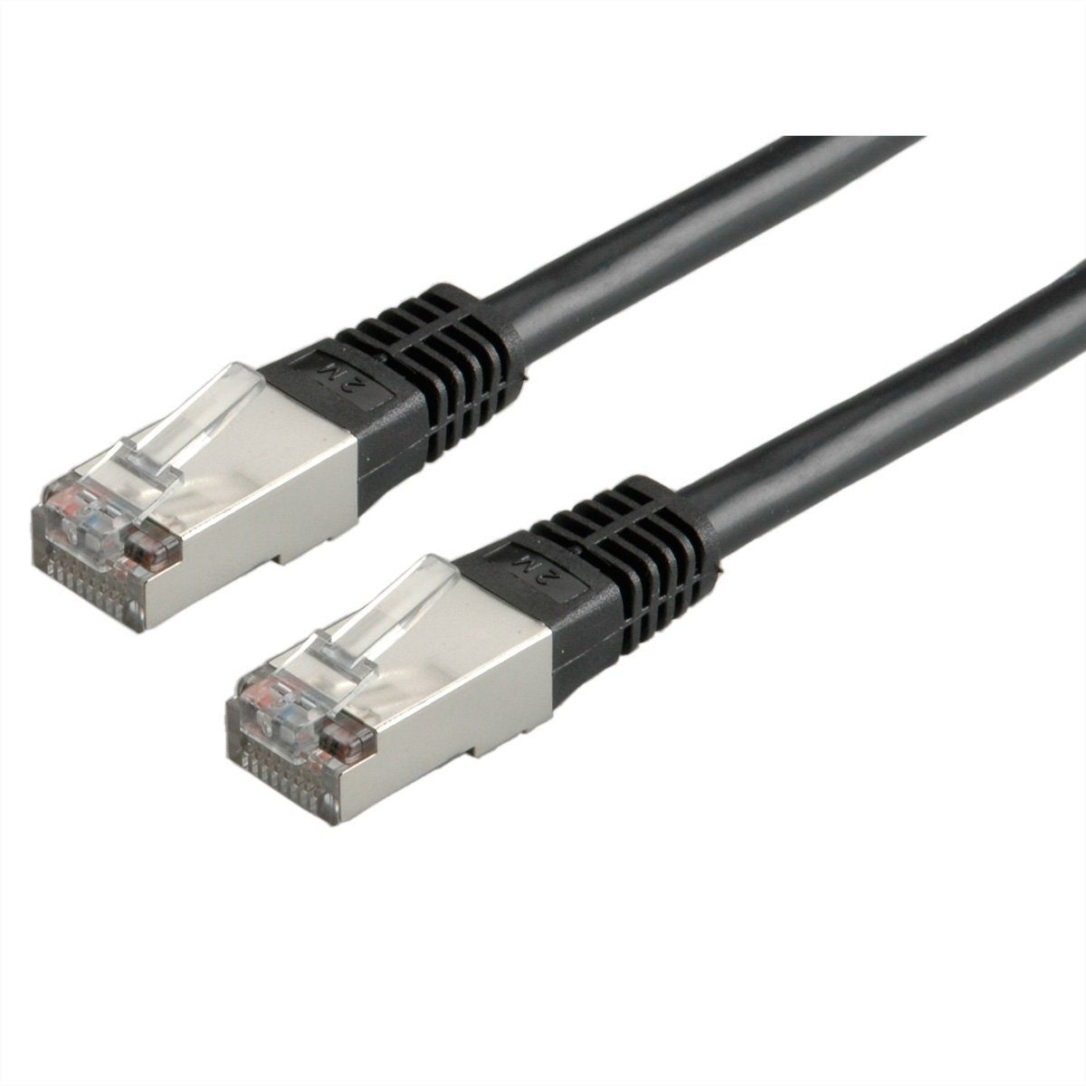 Zwarte Ethernet-kabel met connectoren. Witte achtergrond.