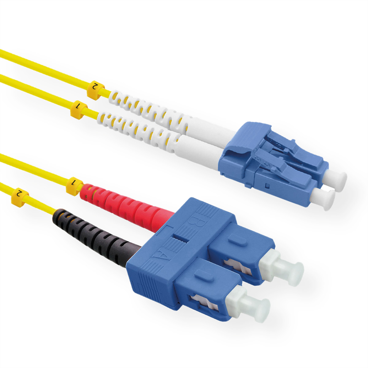 Deux câbles à fibre optique avec connecteurs jaunes et bleus.