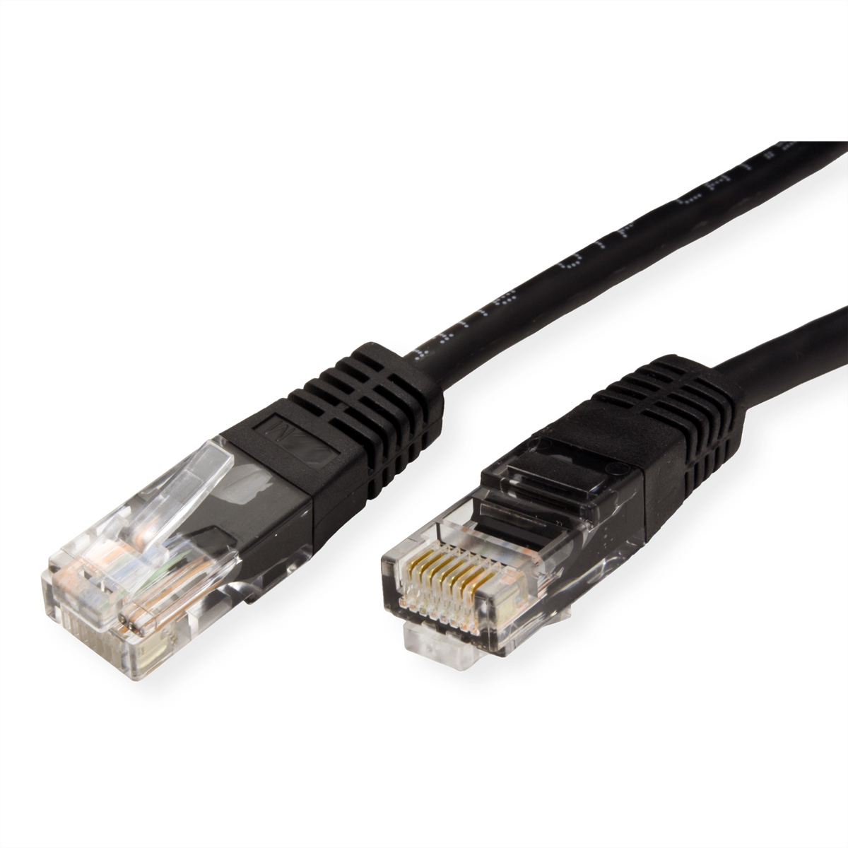Zwarte Ethernet-kabel met connectoren op een witte achtergrond.