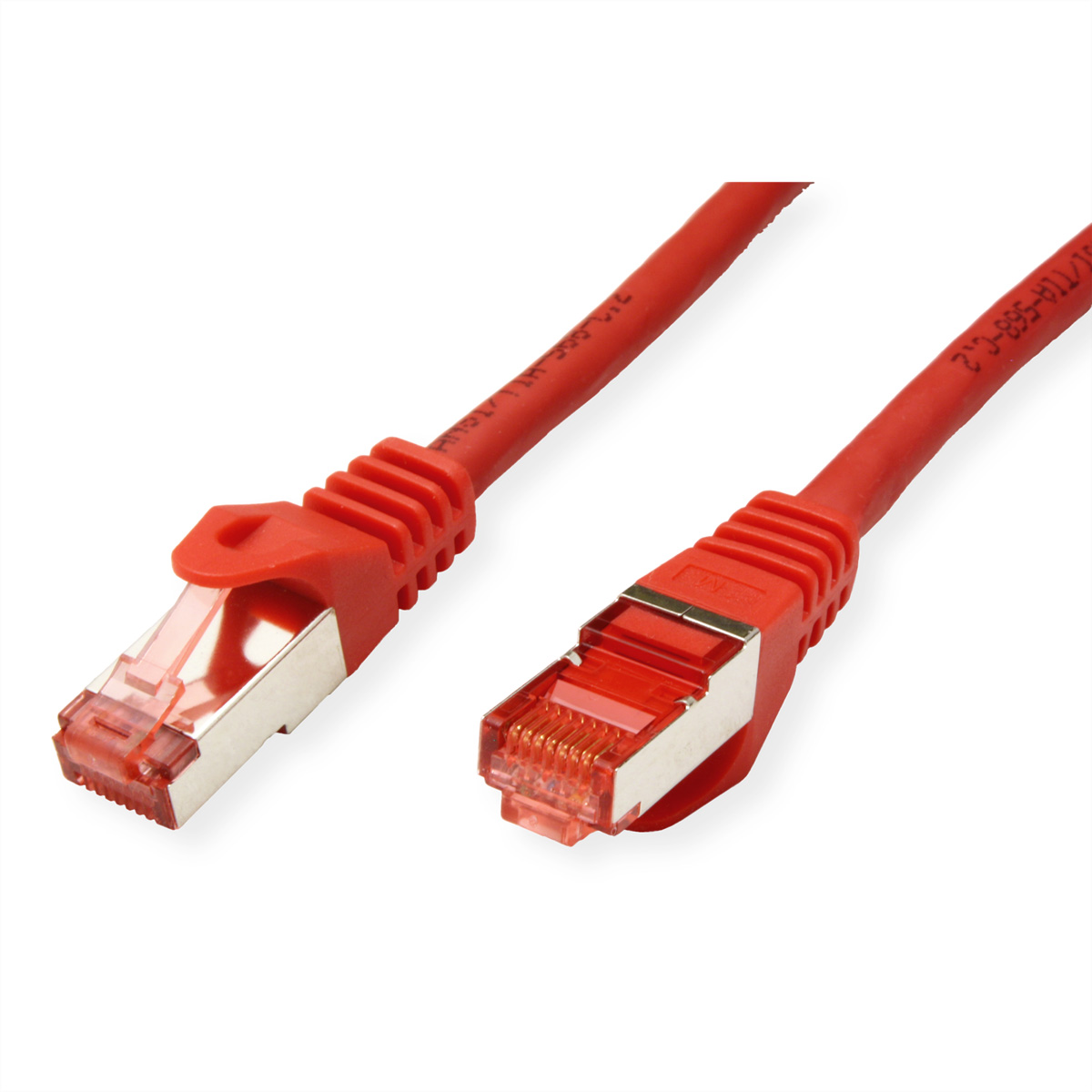 Câble Ethernet rouge avec connecteurs aux deux extrémités, isolé sur fond blanc.