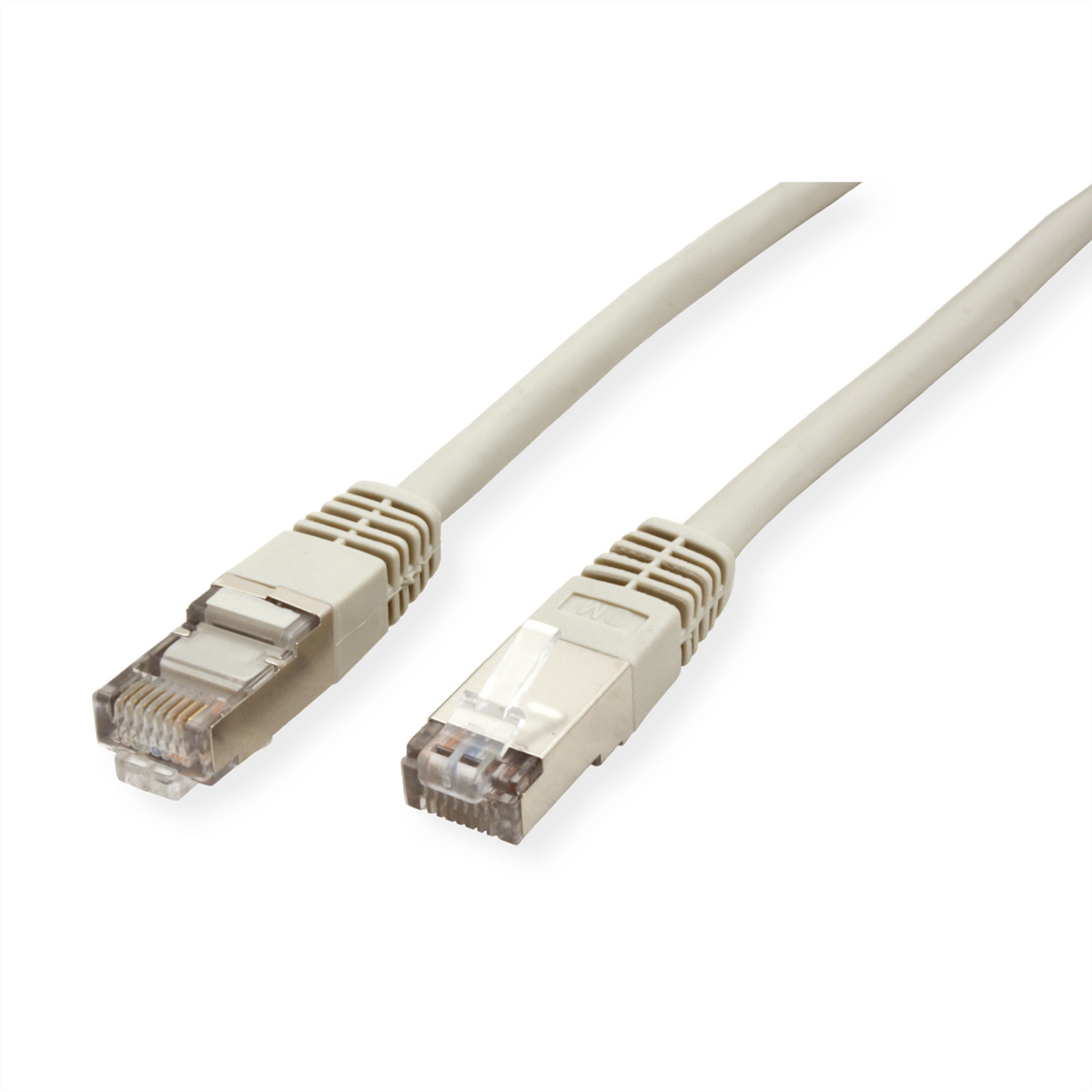 Zwei beige Ethernet-Kabel mit Steckern liegen auf weißem Untergrund.