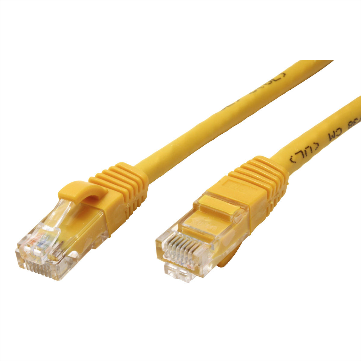 Żółty kabel Ethernet z wtyczkami na obu końcach, na białym tle. Pokazuje szczegóły połączenia.