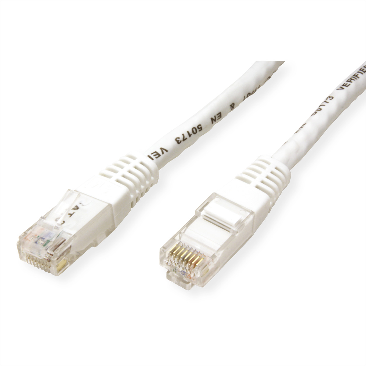Witte ethernetkabel met connectoren aan elk uiteinde. Witte achtergrond. Close-up.