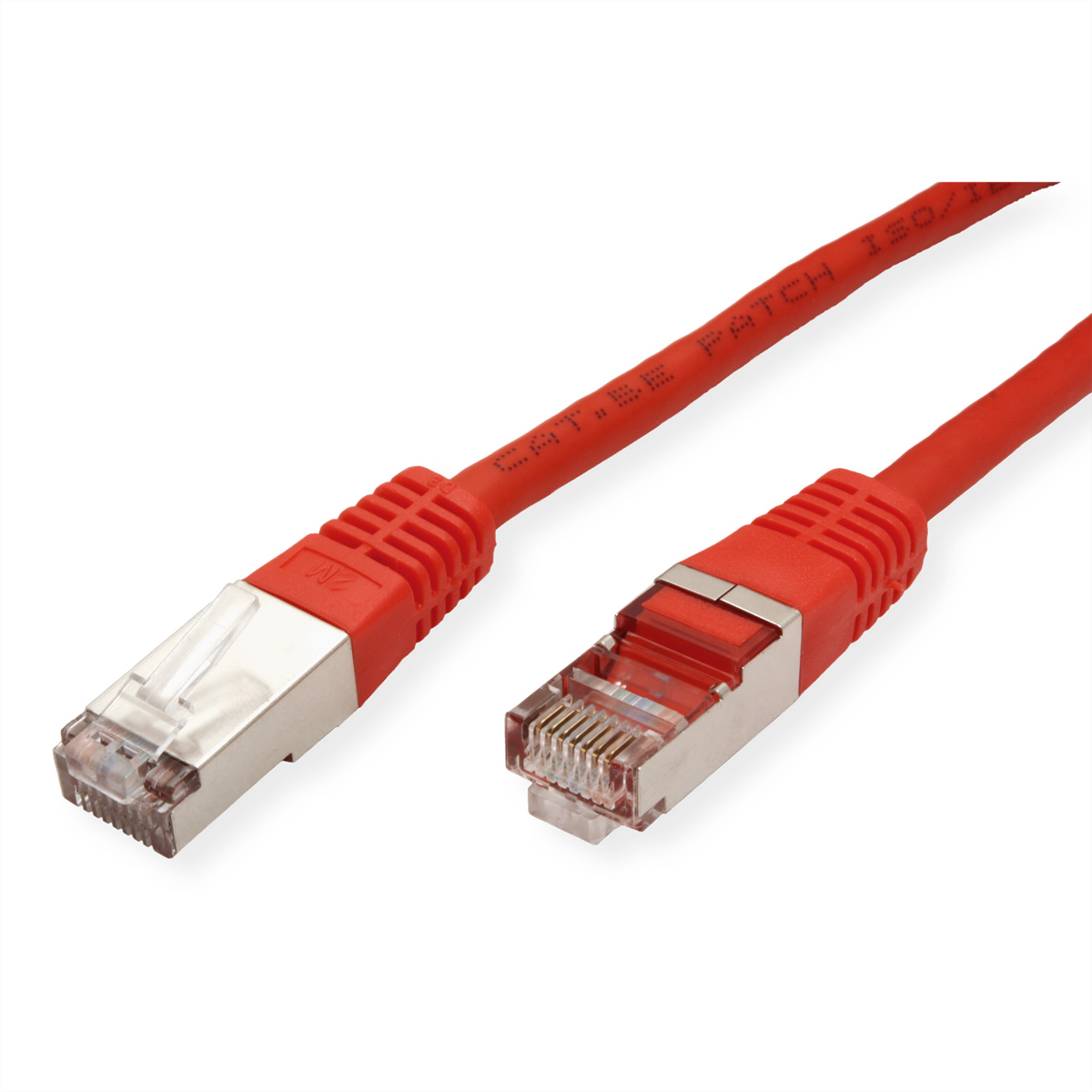 Câble Ethernet rouge avec connecteurs, étiqueté : CAT5E PATCH ISO/IEC.